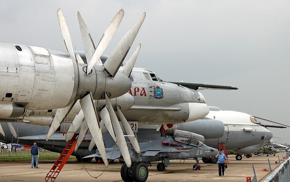 پرواز بمب‌افکن‌های تو-۹۵ روسیه با اسکورت جت‌های جنگنده + جزئیات