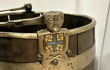 مجسمه‌ای شبیه «بودا» روی سطل هزار ساله‌ | عکس