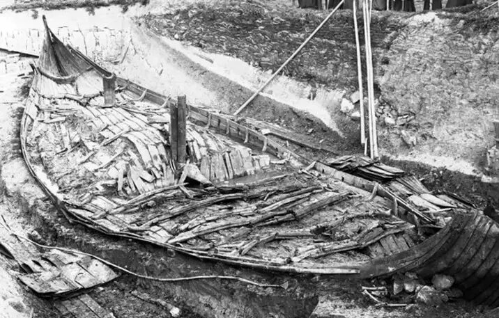 مجسمهای شبیه «بودا» روی سطل هزار ساله | عکس