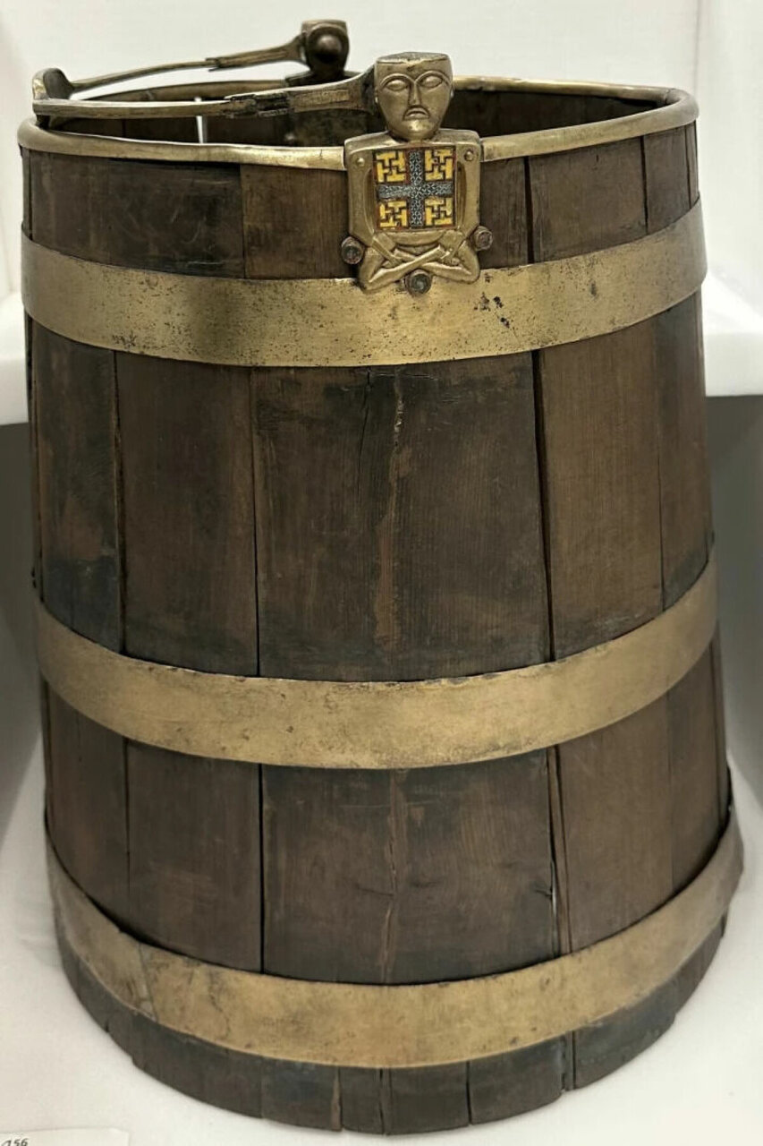 مجسمهای شبیه «بودا» روی سطل هزار ساله | عکس