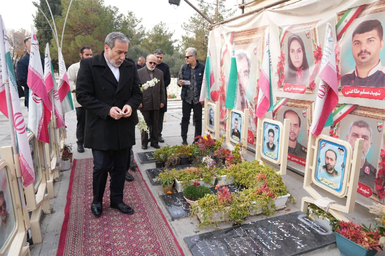 تصویری متفاوت از عراقچی روی فرش قرمز عجیب‌