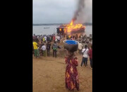 «نوح» سوار بر مرسدس‌ بنز! + ویدئو | تصاویری از آتش زدن کشتی نوح توسط مردم عصبانی