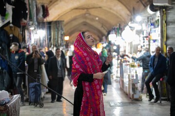 دختری که در بازارهای تاریخی نقالی می‌کند