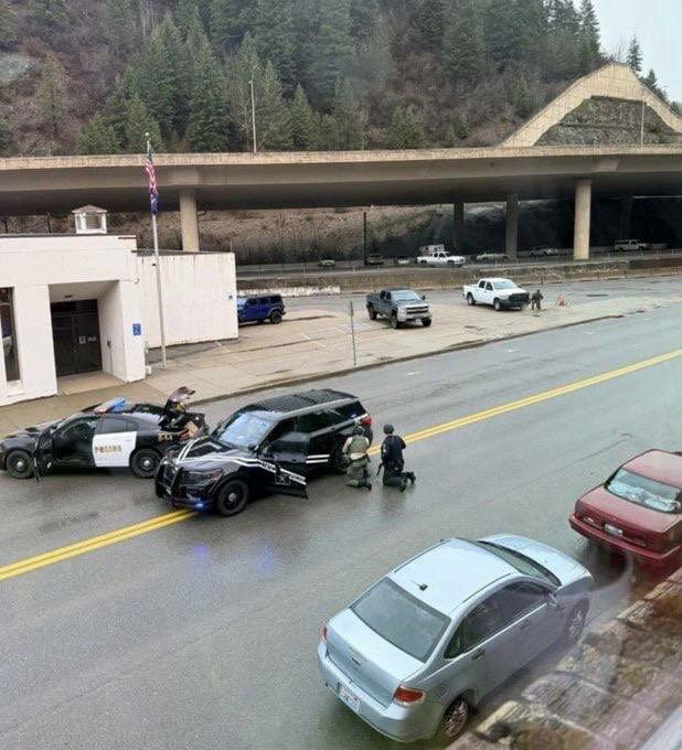 تیراندازی به دفتر پلیس + ویدئو | اولین تصاویر از وضعیت محل حادثه