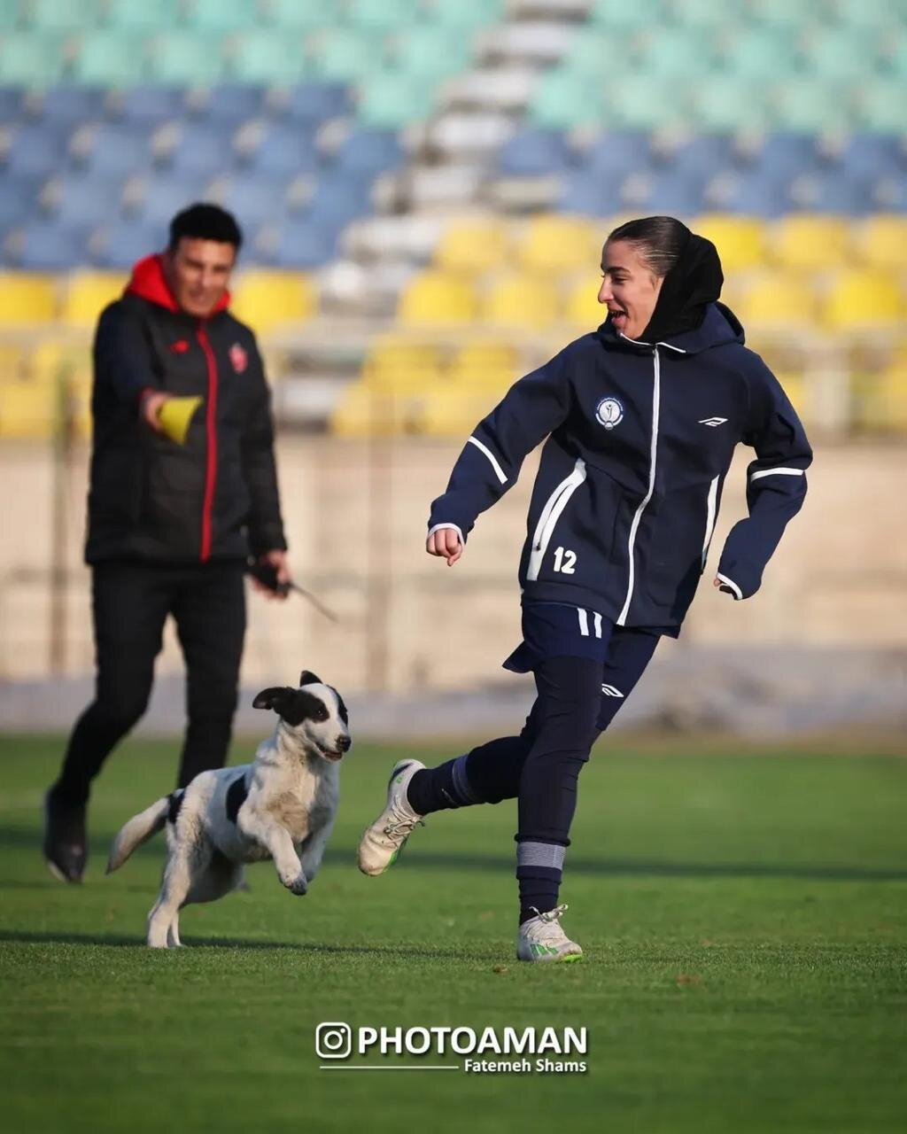 حضور یک سگ در بازی فوتبال زنان حاشیه ساز شد | عکس