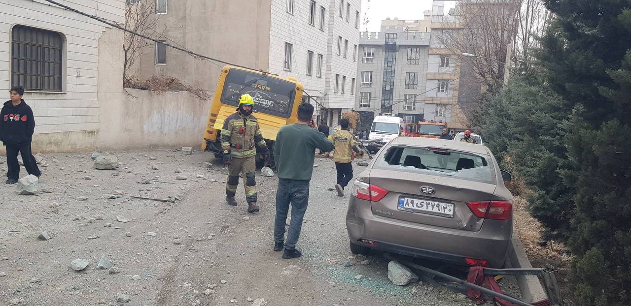 برخورد عجیب اتوبوس شهری با مانع در تهران + تصاویر | ۲ نفر مصدوم شدند