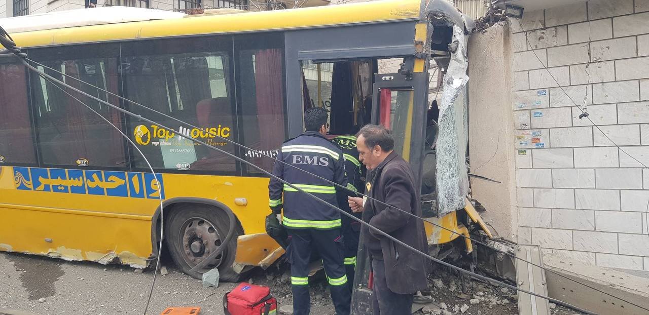 برخورد عجیب اتوبوس شهری با مانع در تهران + تصاویر | ۲ نفر مصدوم شدند