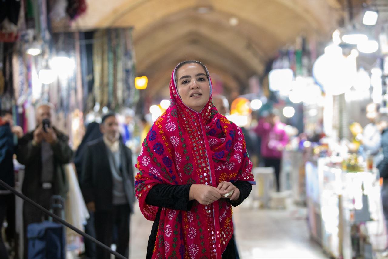 نقالی جالب یک دختر جوان در بازار اراک + فیلم