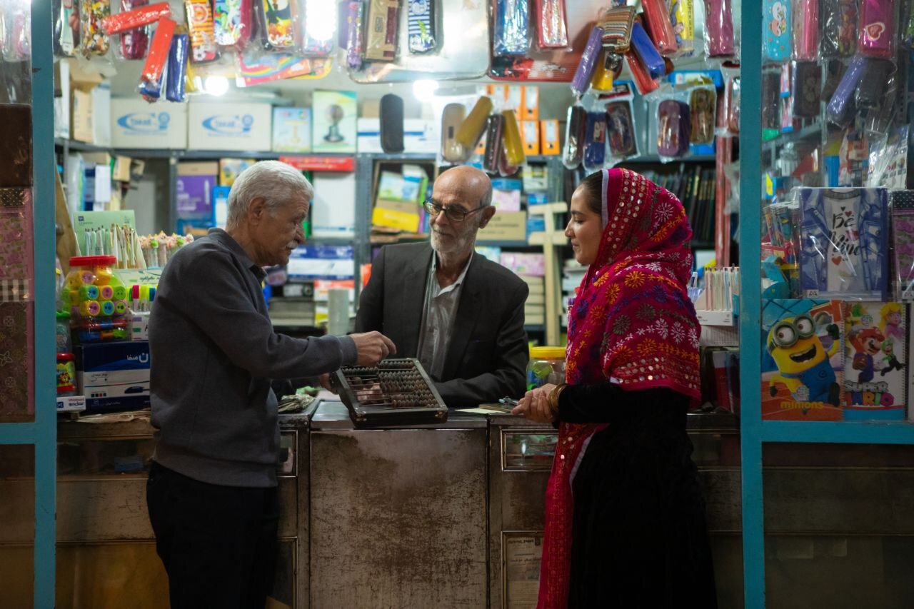 نقالی جالب یک دختر جوان در بازار اراک + فیلم