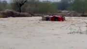 سیل هرمزگان یک خودرو با راننده اش را بلعید! | ببینید