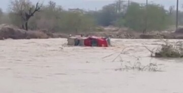 لحظه وحشتناک غرق شدن ماشین آتش نشانی در سیلاب | فریادهای دلخراش هموطنان برای نجات جان آتش‌نشانان اسیر در سیلاب