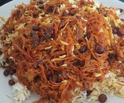 رشته پلو نوستالژیک با کشمش سرخ‌شده بدون گوشت به روش مادربزرگ ها