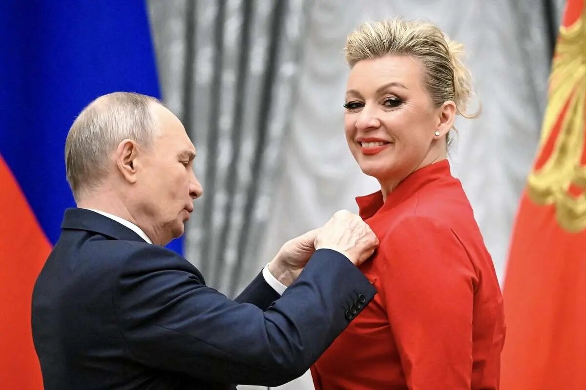 هدیه خاص پوتین به خانم سخنگو | تصاویر