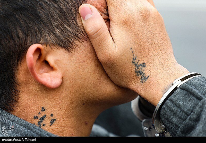 خالکوبی های عجیب و غریب سارقان تهرانی؛ از جستجوی خوشبختی تا اسلحه کلاشینکف... | تصاویر