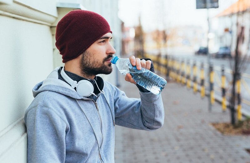 چرا سرما بدن را خشک میکند؟ | راهکارهای کاهش کم آبی بدن در زمستان