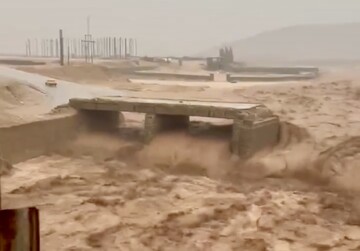 مسیر این پل مهم بر اثر سیلاب ویران شد؛ مردم از مسیرهای جایگزین تردد کنند