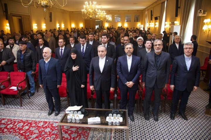 جدیدترین تصاویر از سردار قاآنی و زینب سلیمانی در یک کنفرانس