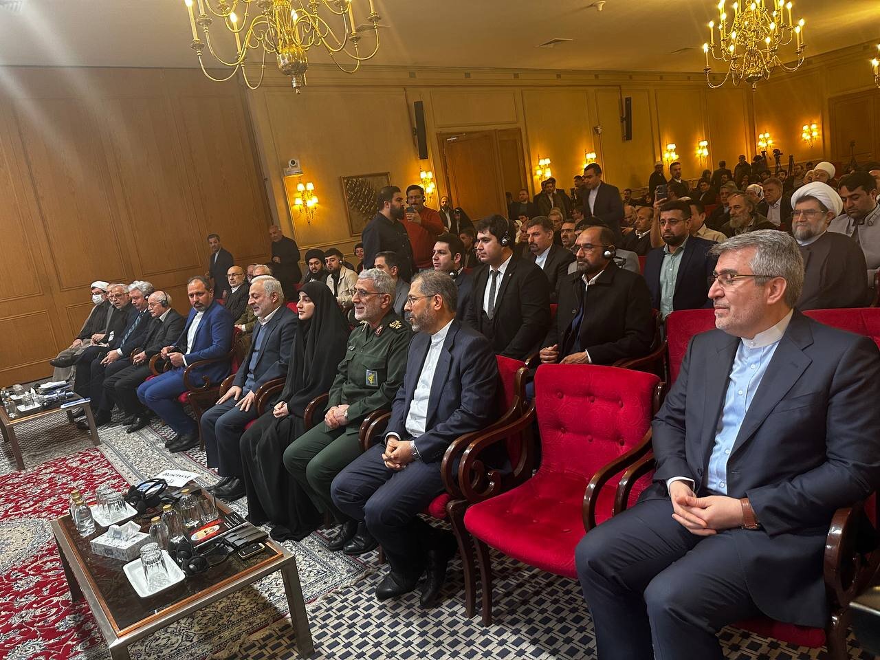 جدیدترین تصاویر از سردار قاآنی و زینب سلیمانی در یک کنفرانس