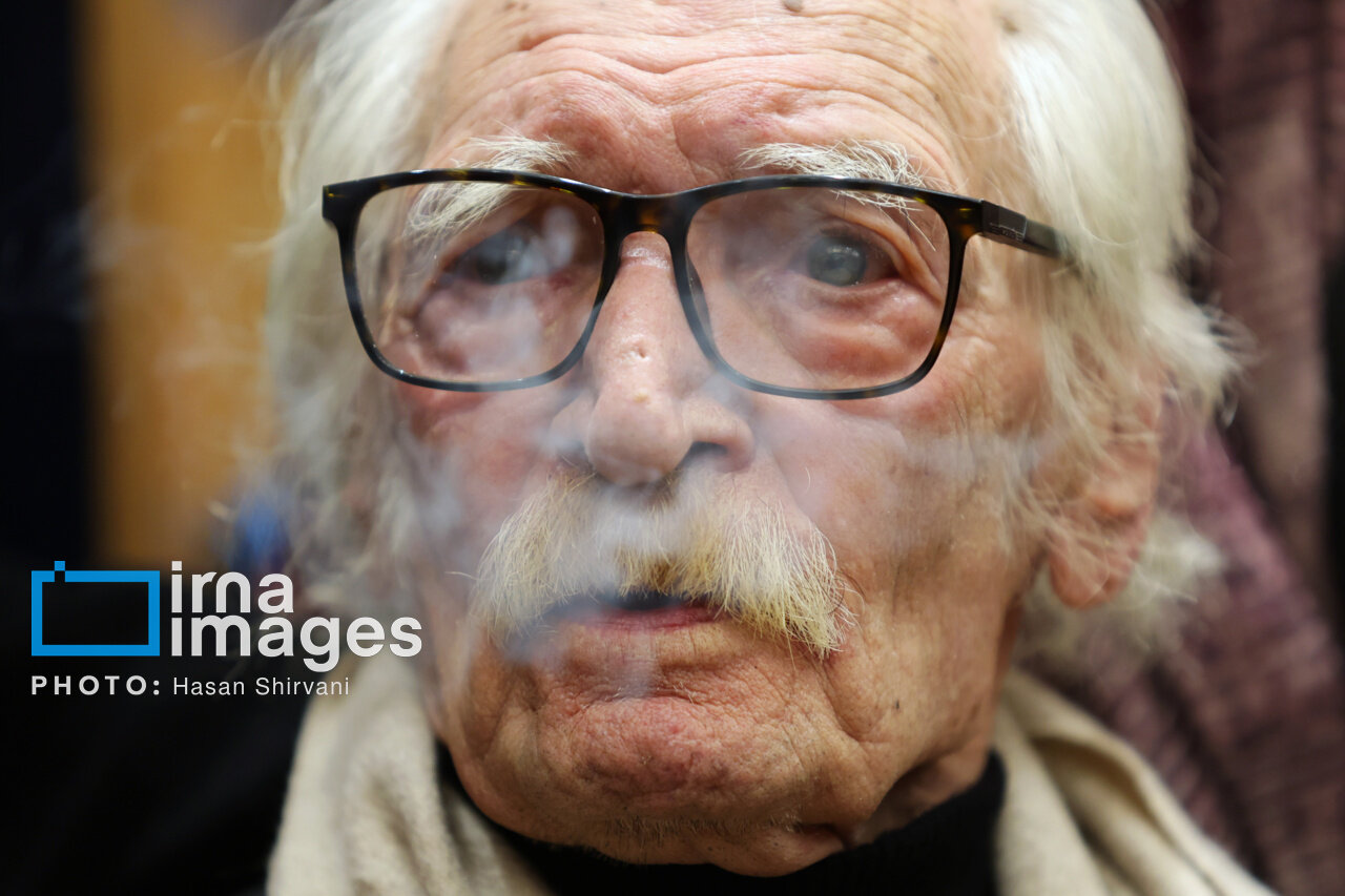 جدیدترین تصاویر از محمود دولت‌آبادی در یک مراسم فرهنگی؛ ببینید