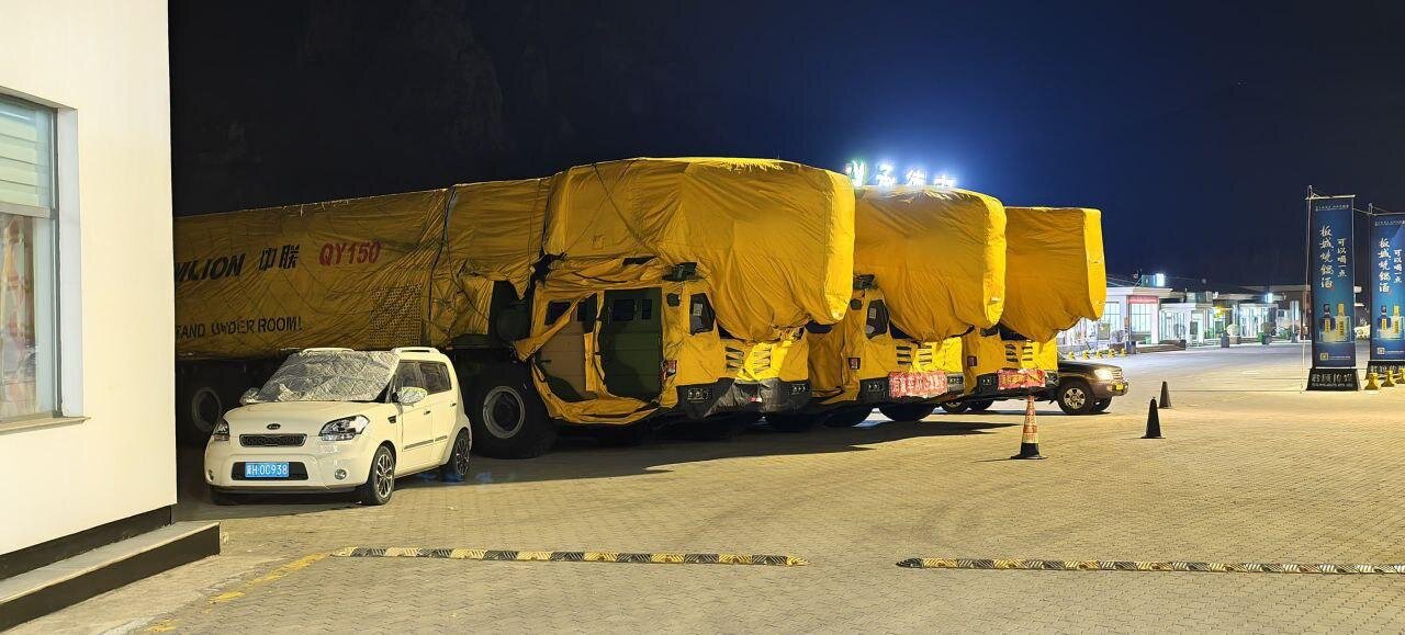 ترفند هوشمندانه برای مخفی کردن موشک‌های قاره پیما از دید ماهواره ها + تصاویر |  مخفی‌کاری عجیب موشک‌ در لباس جرثقیل