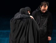 تقدیر از خانواده شهدا توسط فرزندان شهید سلیمانی در یک مراسم | تصاویر