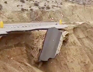 لحظه دلهره‌آور فروریختن این جاده مهم در اثر بارش‌ها؛ نقاط ریخته شده مشخص نیست | مردم یا از مسیرهای جایگزین تردد کنند یا به شدت احتیاط کنند