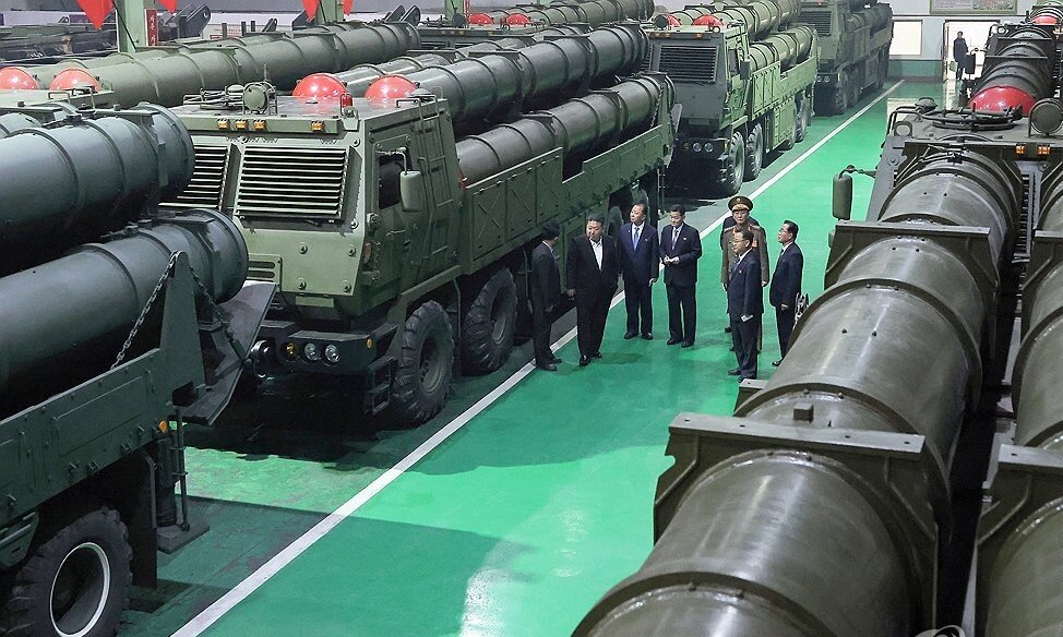 ابراز اصلی حمله استراتژیک رونمایی شد+ تصاویر | نمایش موشک‌اندازهای عظیم کره شمالی در بازدید کیم جونگ اون