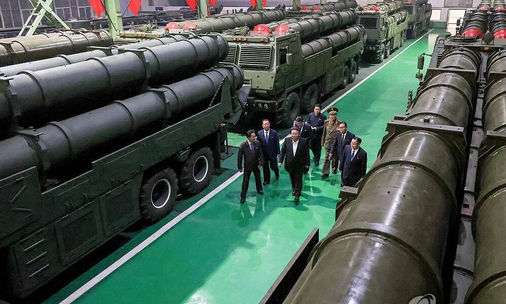 ابراز اصلی حمله استراتژیک رونمایی شد+ تصاویر | نمایش موشک‌اندازهای عظیم کره شمالی در بازدید کیم جونگ اون