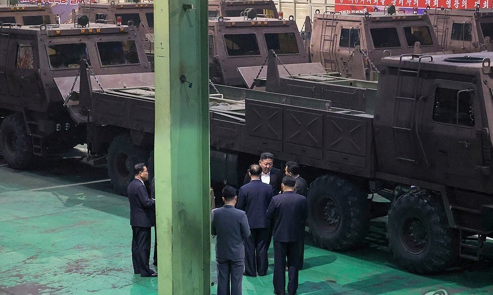 ابراز اصلی حمله استراتژیک رونمایی شد+ تصاویر | نمایش موشکاندازهای عظیم کره شمالی در بازدید کیم جونگ اون