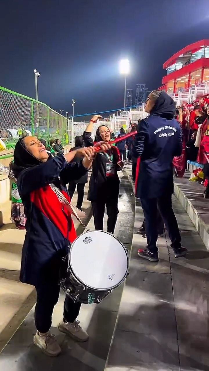 لیدر زنان سرخ پوش 