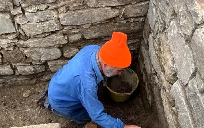 مهم‌ترین اکتشافات سال ۲۰۲۵ در انگلستان؛ از تاس پیشگویی تا راز قتل ۲۰۰۰ ساله!