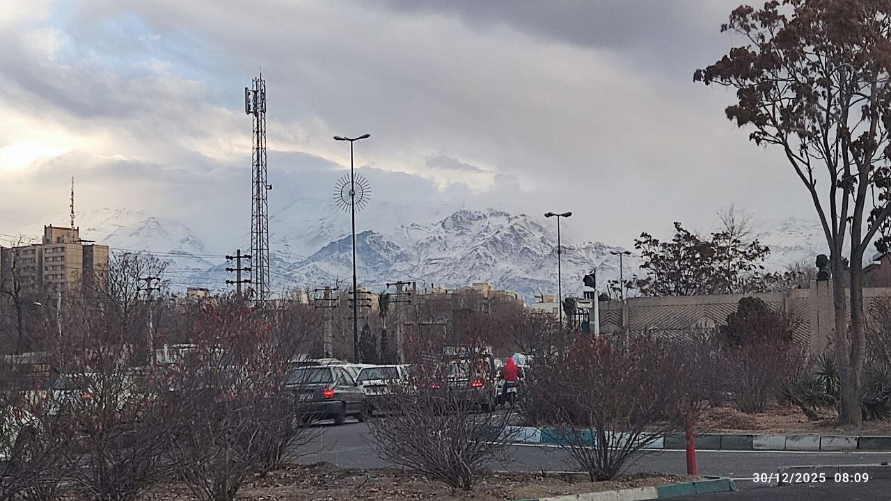 امروز ۹دی، آسمان آبی تهران و کوه‌های سفیدپوش | تصاویر