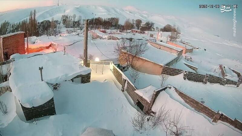 این روستا در برف دفن شد! | عکس
