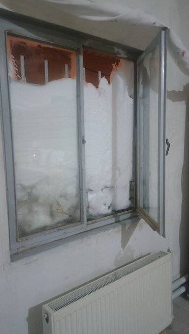 خانه‌ای که در یک روستای ایران زیر برف ماند | عکس