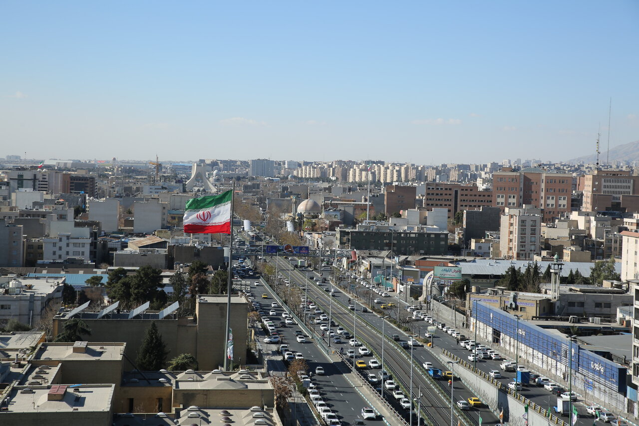 تصاویری از حال‌وهوای متفاوت پایتخت با آسمان آبی