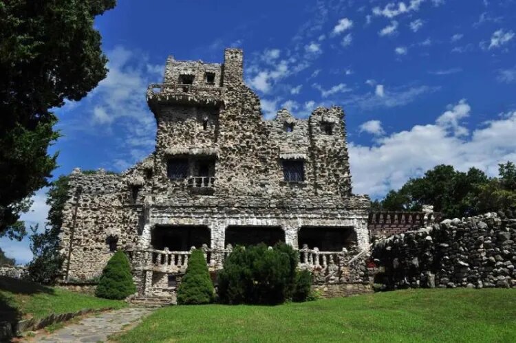 عجیبترین خانههای آمریکا را ببینید؛ از خانه بشکه ترشی تا قلعه شرلوک هولمز + تصاویر