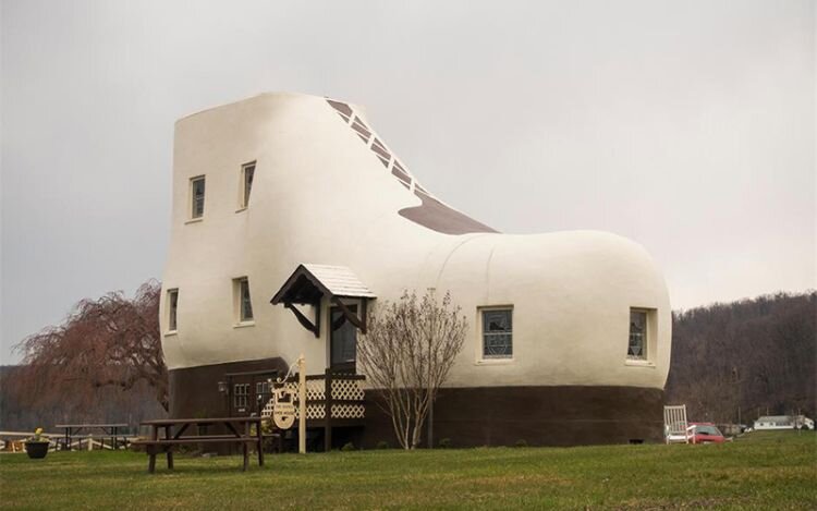 عجیبترین خانههای آمریکا را ببینید؛ از خانه بشکه ترشی تا قلعه شرلوک هولمز + تصاویر