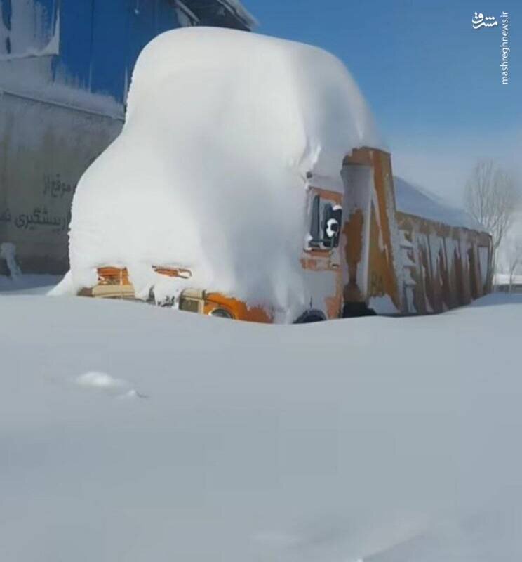 تصویری باورنکردنی از حجم برف ؛ وضع این کامیون را ببینید