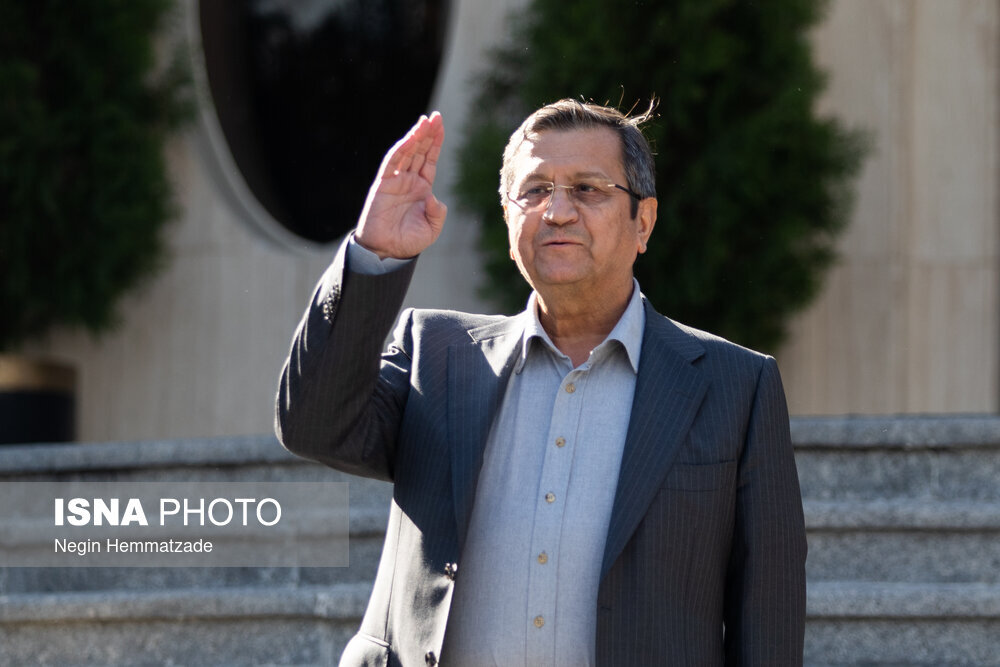 ژست خاص همتی در اولین حضورش به عنوان رئیس کل بانک مرکزی | تصاویر