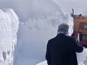 جنگ با برف ۳ متری در این نقطه از کشور؛ ارتفاع عجیب برف را ببینید