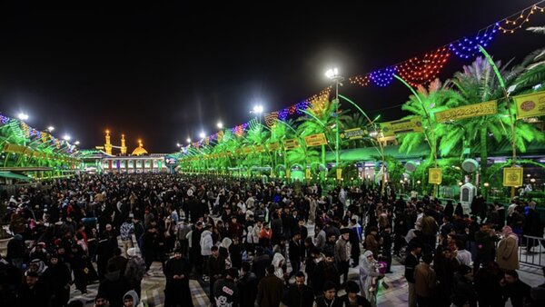 لحظه آغاز سال نو میلادی در حرم امام حسین و شعار زائران + ویدئو