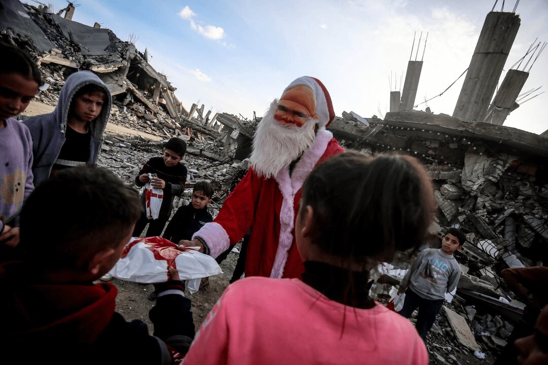 بابانوئل در میان کودکان غزه + تصاویر