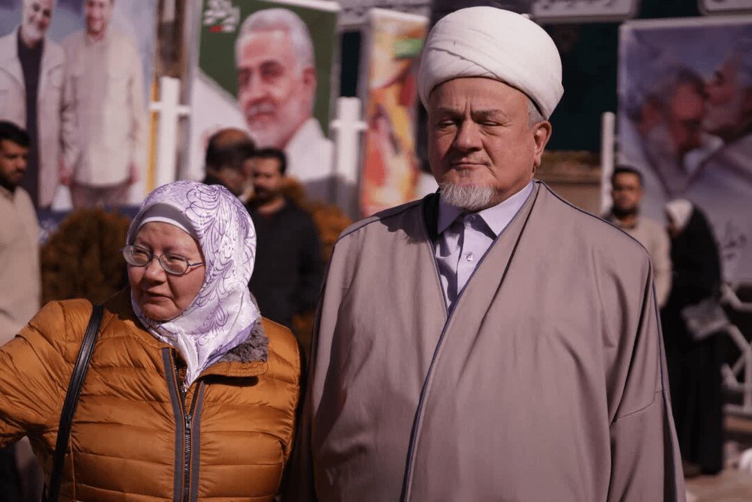 زائران روسی بر سر مزار حاج قاسم سلیمانی + عکس