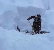 بارش برف ۲ متری در این منطقه؛ سختی پارو کردن برف توسط مردم را ببینید