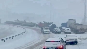 مردم در این جاده مهم کشور گرفتار برف شدند؛ از سفر به این منطقه پرهیز کنید