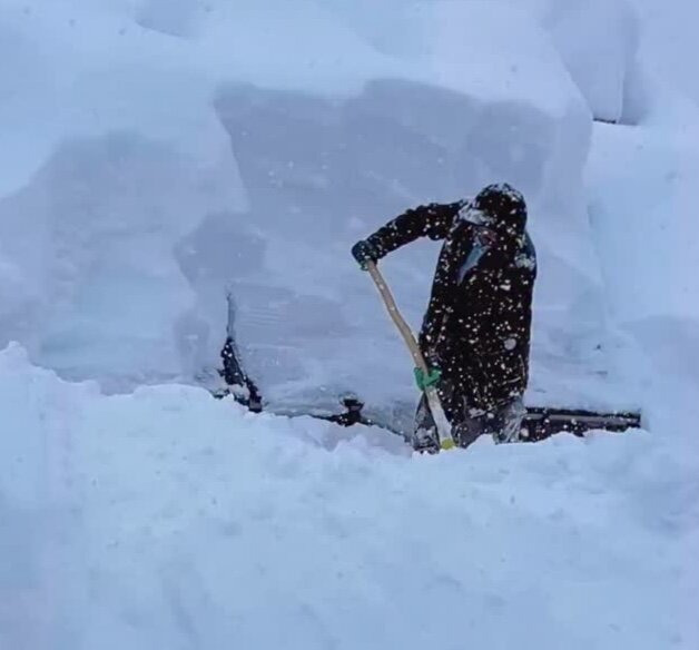 بارش برف ۲ متری در این منطقه؛ سختی پارو کردن برف توسط مردم را ببینید