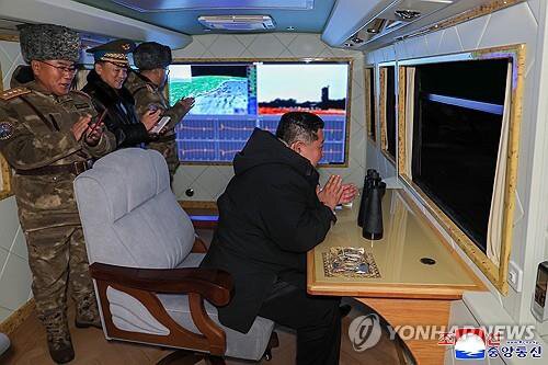 هشدار با شلیک موشک مافوق صوت+ تصاویر | ذوق زدگی کیم را ببینید