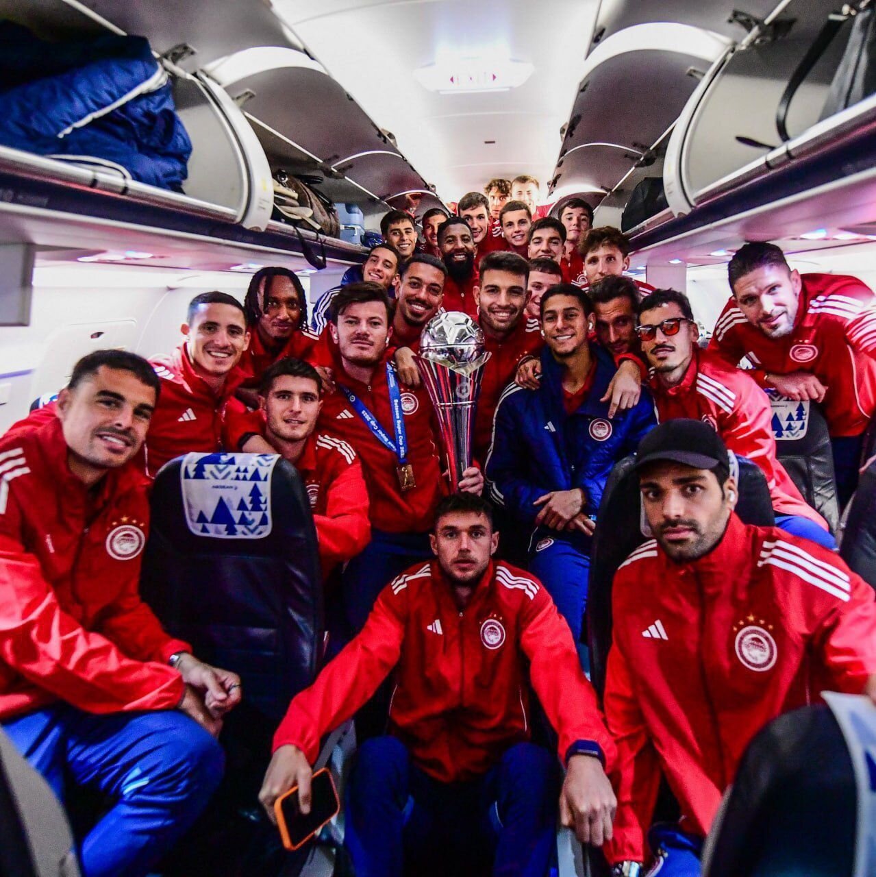 عکس یادگاری طارمی و بازیکنان المپیاکوس در کابین هواپیما + ویدئو