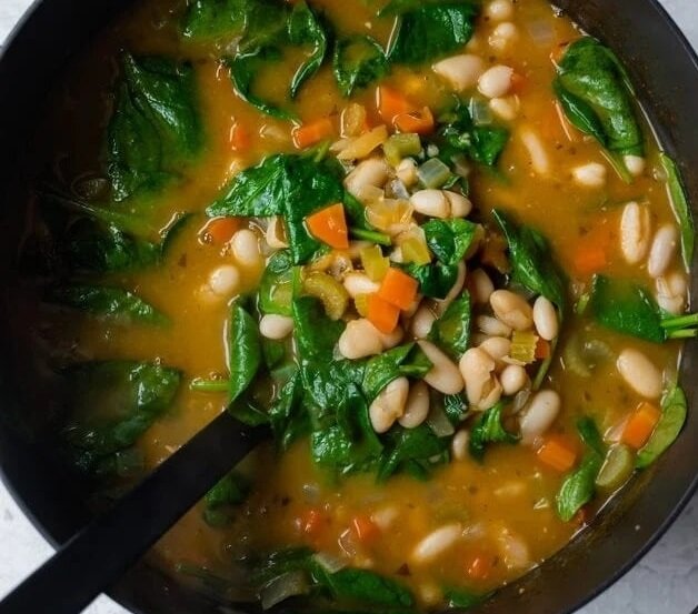 طرز تهیه سوپ سبزیجات و لوبیا سفید؛ خوشمزه و گیاهی