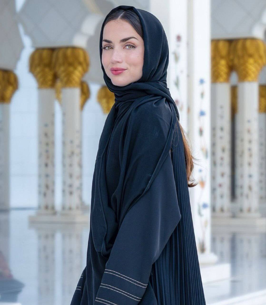 خانم بازیگر مشهور هالیوودی با حجاب اسلامی در مسجد شیخ زاید | تصاویر